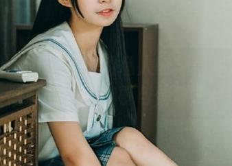 追寻Bambi(밤비)的私人时刻：牛仔裤下隐藏的美图故事与情感.txt