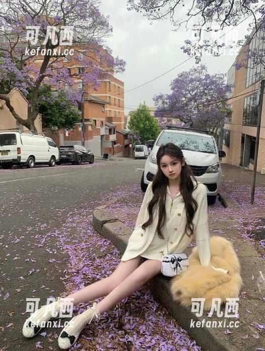 MFStar模范学院 - 窥探露露Andrea的网袜风情：丰富多样的写真图册内容分享！.txt