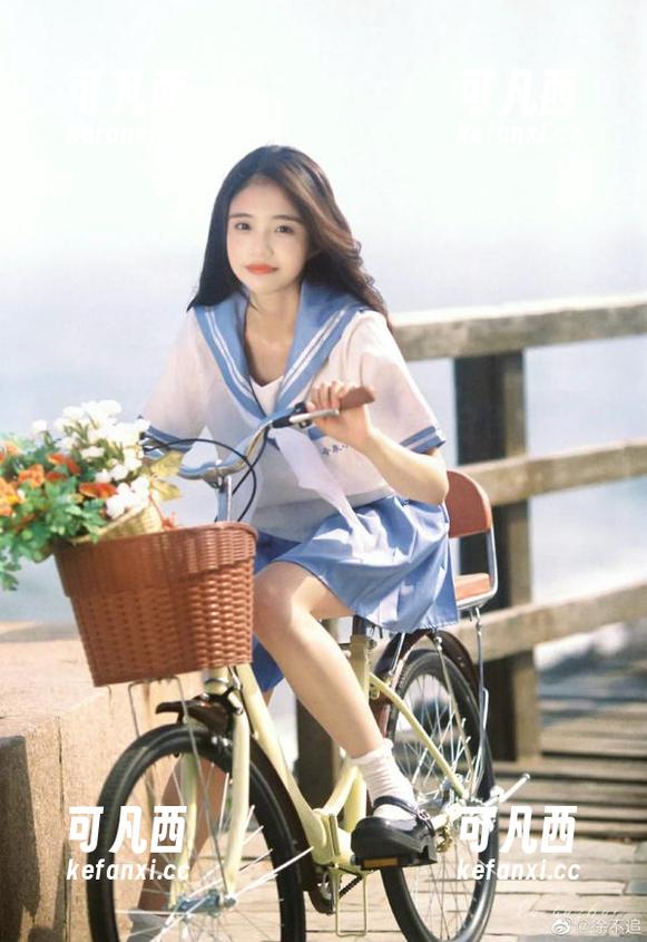 MiiTao蜜桃社 - 李颖诗最新白色写真作品：看似简单的照片其实暗藏无限魅力！.txt