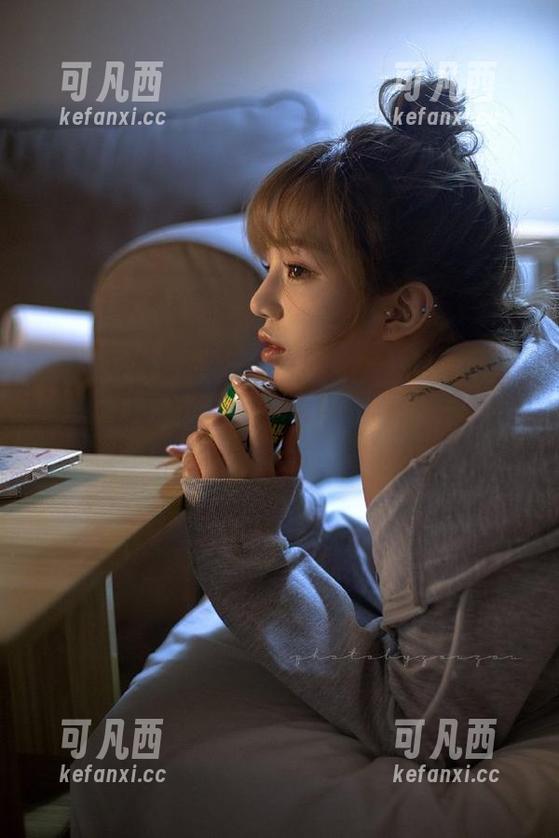 SIEE丝意 - 冰冰在校园的晨曦中留下的美图，写真作品展现出青春的无尽活力与诗意.txt
