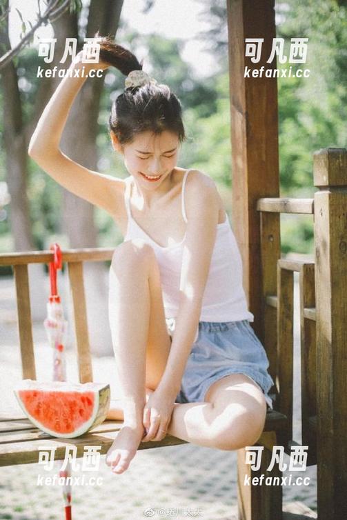 TouTiao头条女神 - 发现张梓然的红衣魅影：一场关于她作品集资源的视觉之旅.txt