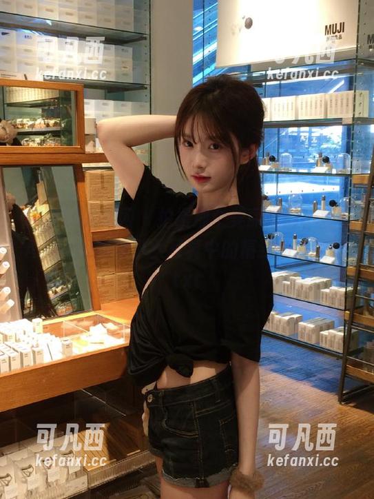 UGirls尤果网 - 拍摄那个美丽瞬间，观看Angela楚楚少女写真中的精致图片细节.txt
