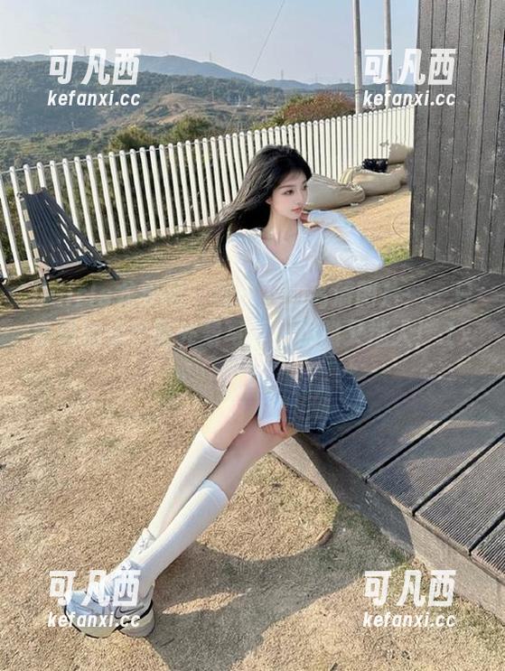 UGirls尤果网 - 烈日下的高清图片：一只香蕉船水手服外景写真，优雅又迷人！.txt