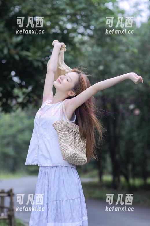 UGirls尤果网 - 最新尤娜娜护士写真登场，美图仿佛将温暖与爱意融入每一个画面.txt