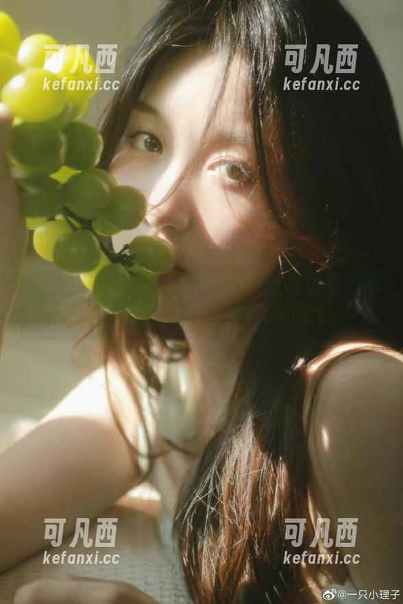 UGirls尤果网 - 张栩菲穿白衬衫的写真游记：原图记录每一个动人瞬间.txt