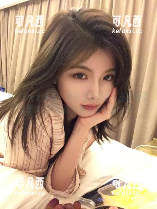 UGirls尤果网 - 高清写真作品：萌琪琪展现她独特的眼镜魅力与个性.txt