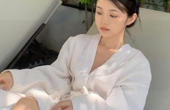 UGirls尤果网 – 最新原图发布：齐贝贝海边写真，沙滩与阳光交汇的完美瞬间！.txt
