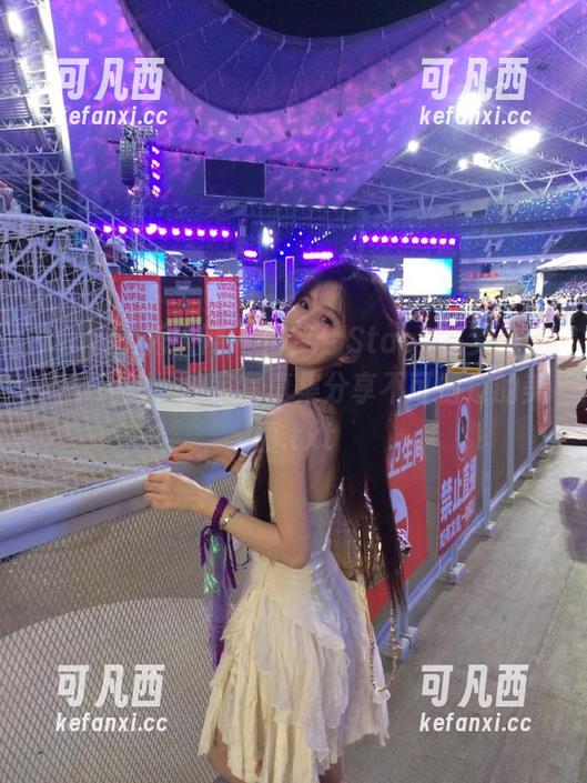 Xiuren秀人网 - 何梦兮Stacy在梦幻礼服中闪耀，独家写真集分享不可错过的美丽.txt