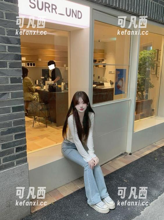 Xiuren秀人网 - 兔子NINA魅力四射泳池写真更新：在璀璨阳光下绽放她的独特气质，快来感受吧！.txt