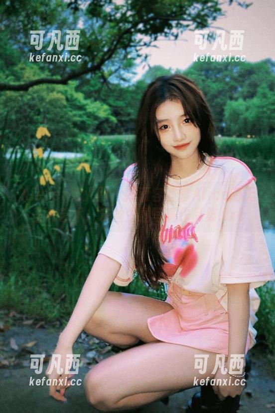 Xiuren秀人网 - 探索容容容Alice的无圣光艺术：灰丝主题写真作品集.txt