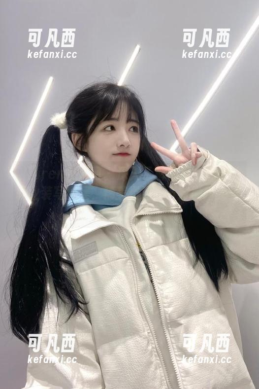 Xiuren秀人网 - 深入了解柚柚小奶瓶的职业装写真集，精美资源打开时尚新视界.txt