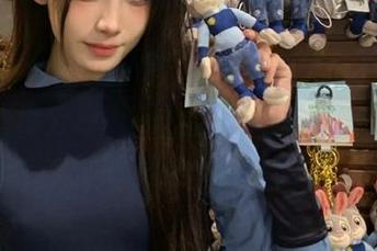YouWu尤物馆 – 绝美空姐孟狐狸FoxYini写真图库分享，一场视觉与心灵的双重盛宴即将展开！.txt