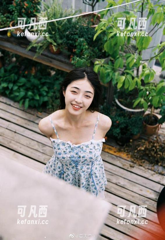 ZinieQ ZinieQ女神的无圣光原图:每一帧都诉说着她的故事.txt