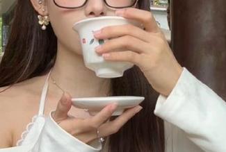 在线观看ZinieQ的瑜伽写真，捕捉每个优雅瞬间的独特表达.txt