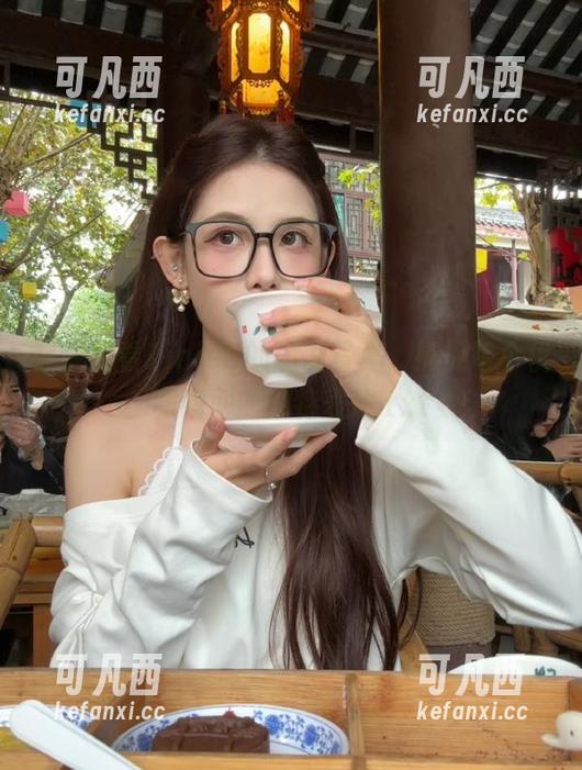 在线观看ZinieQ的瑜伽写真，捕捉每个优雅瞬间的独特表达.txt