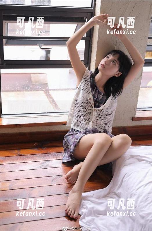 beautyleg - 透视清凉之美：Annie泳池写真图片合集，尽显魅力风姿.txt