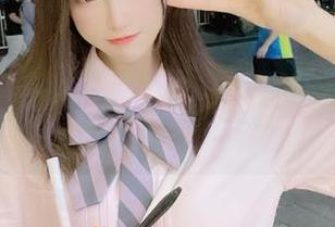 coser衣衣穹妹女仆写真图包合集，呈现她独特的魅力和无尽的风情.txt