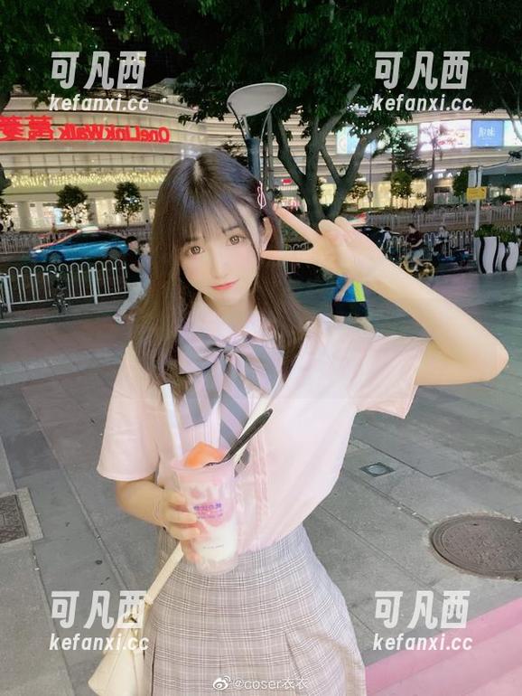 coser衣衣穹妹女仆写真图包合集，呈现她独特的魅力和无尽的风情.txt