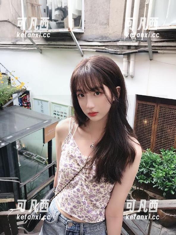pans - 探索安妮眼镜的无限魅力：十组写真套图展示她与众不同的时尚态度！.txt