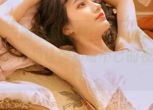 加藤惠泳衣的华美时刻：shimo霜月的精选cos摄影作品让你心动不已的视觉之旅.txt