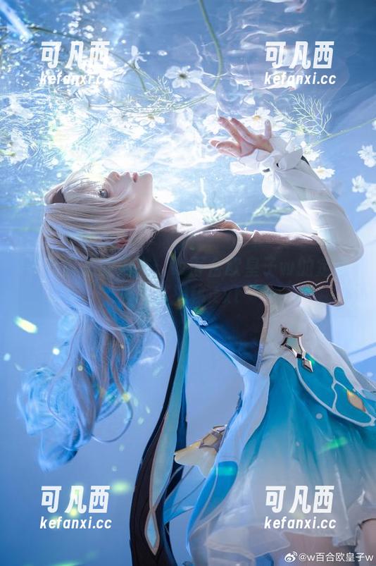 千姿百态的内衣：w百合欧皇子w的定制写真揭秘.txt