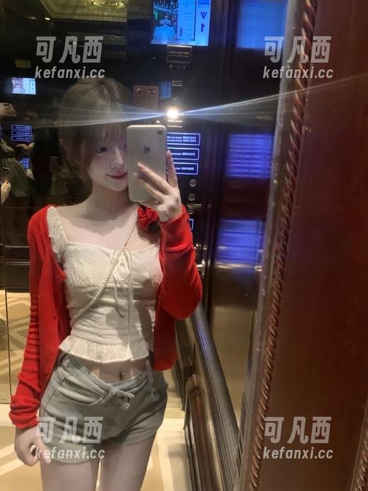丽柜 - yuleba白衬衫的撩人魅力，美图和套图犹如一剂时尚强心针.txt