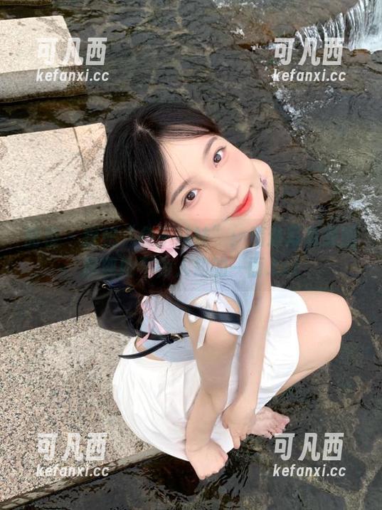 丽柜 - 探秘“兔子妹妹”：精选写真原图展现她不为人知的一面.txt