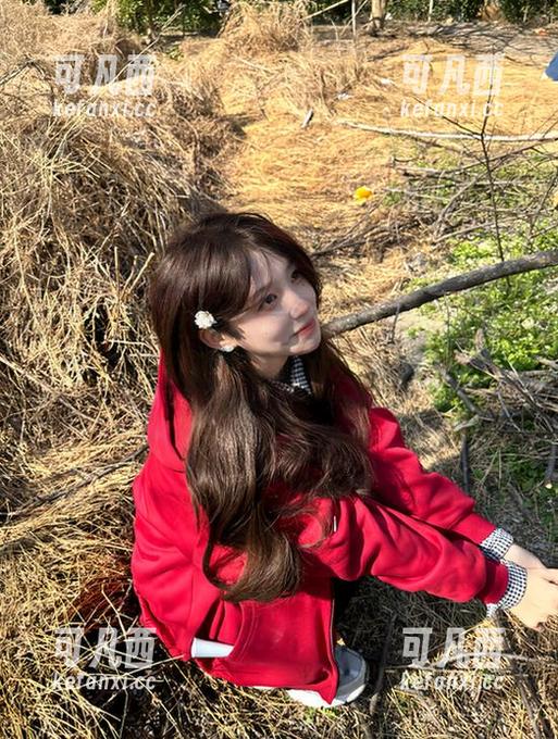 丽柜 - 可馨红裙写真合集：看完这些图片，你会发现红裙原来可以这么多姿多彩！.txt