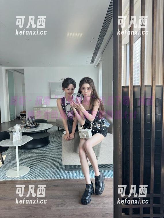 丽柜 - 探索“司琪眼镜”作品下载，捕捉她多变的风格与真实的情感.txt
