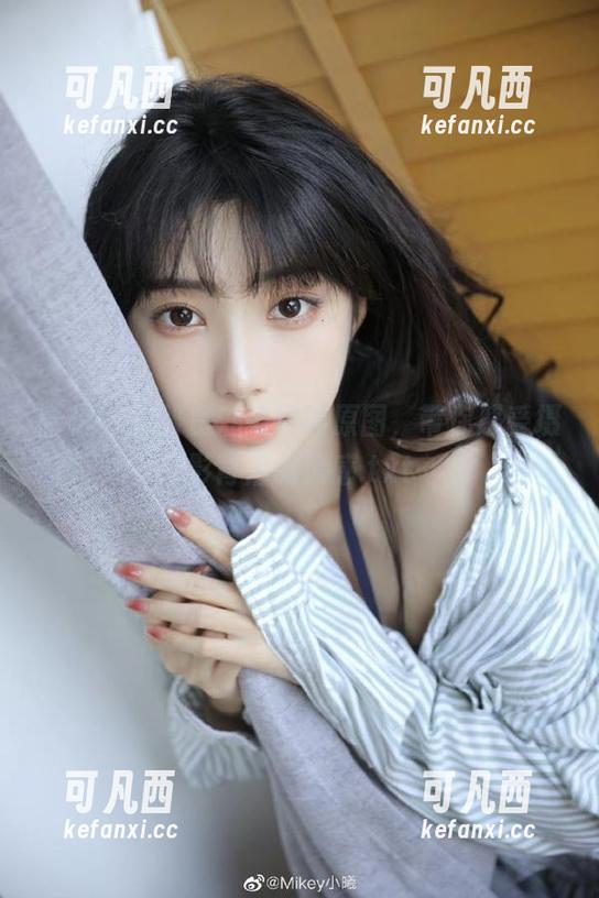 丽柜 - 小智贤油亮写真原图，带你感受摄影背后的情感.txt