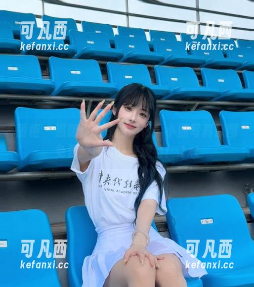 丽柜-小熊 丽柜 - 温暖你的校园回忆,小熊写真原图免费放送,快来观看!.txt