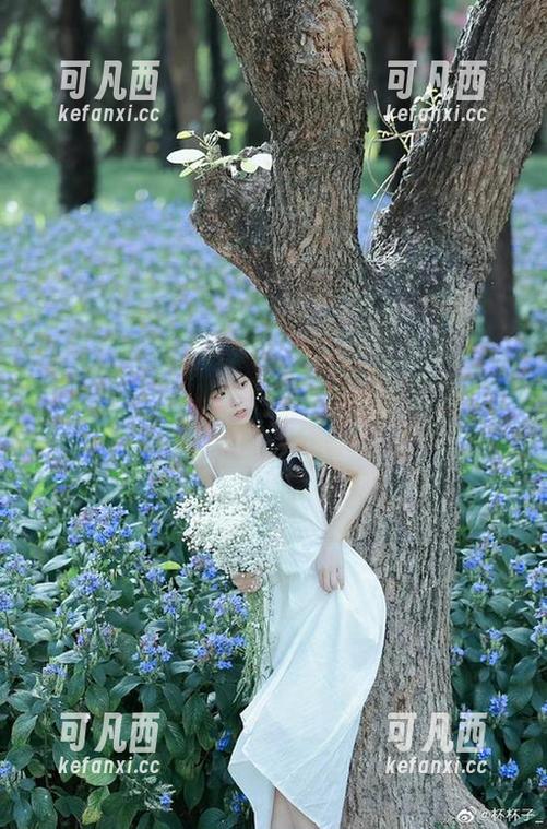丽柜 - 潼潼在礼服中的优雅瞬间，写真集原图让你心动不已！.txt