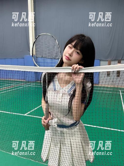 丽柜 - 探索钟晴的世界：灰丝主题的原图与图包，满满的甜美与柔情！.txt
