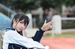 从九曲Jean学妹的视角看世界：珍藏的可爱写真图片展现她的独特！.txt
