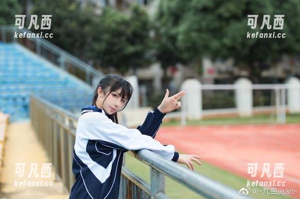从九曲Jean学妹的视角看世界：珍藏的可爱写真图片展现她的独特！.txt