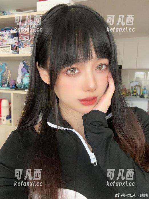 邀你欣赏九言从不咕咕黑白的私拍原图，感受每一张的故事.txt
