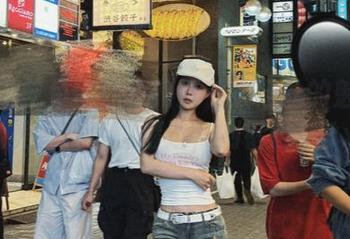 亚马逊鲶鱼带你领略蓝毛衣黑丝的魅力：最美写真套图精选，别错过！.txt