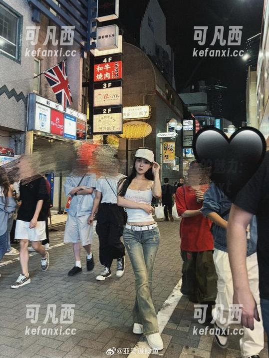亚马逊鲶鱼带你领略蓝毛衣黑丝的魅力：最美写真套图精选，别错过！.txt