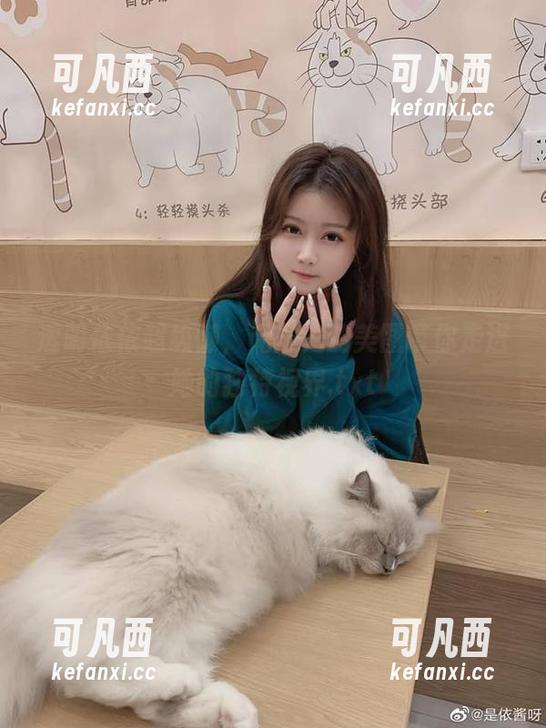 透明依依超级懒，无圣光的美图带你走进她的独特视界.txt