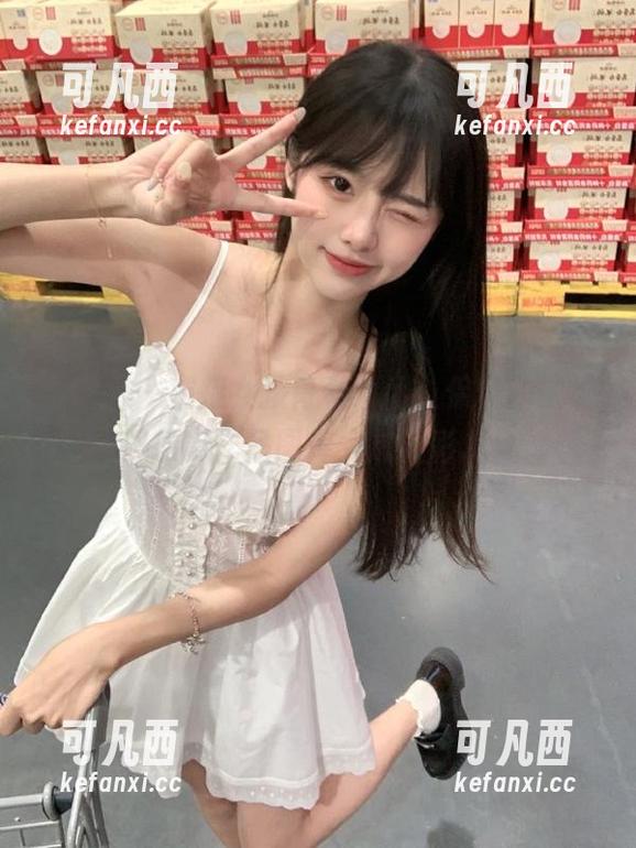 微密圈 - 捕捉女孩青春瞬间，保守的二舅妈摄影作品图库大放异彩.txt
