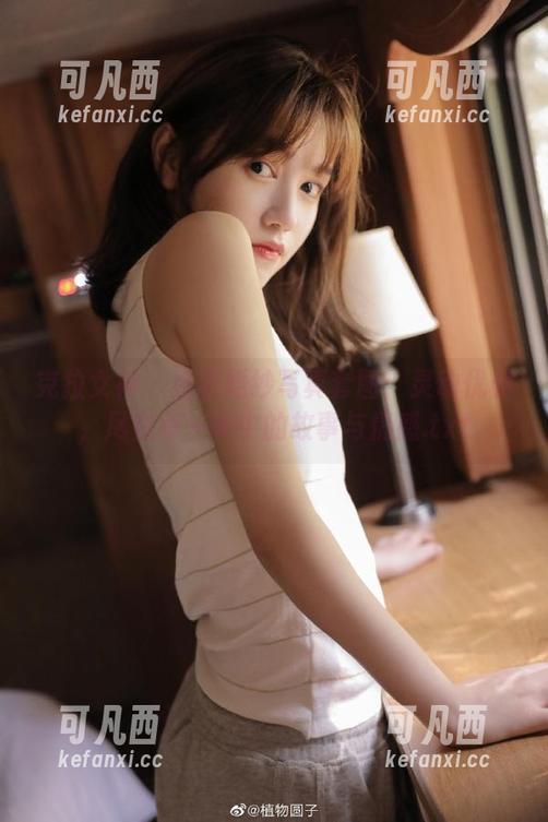 克拉女神 - 嘉萌婚纱写真套图：灵动优雅，尽在每一帧中的故事与情感.txt