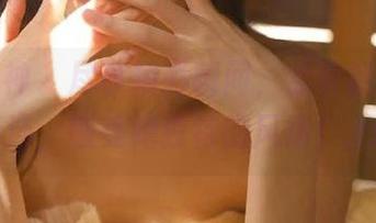 克拉女神 – 尽享精彩瞬间，孟君制服图集精选，感受她独特的风情！.txt