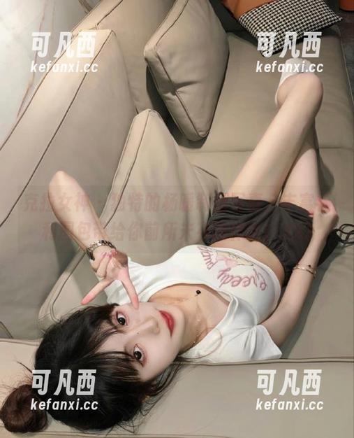 克拉女神 - 独特的杨暖制服写真，丰富福利图包带给你前所未有的体验！.txt