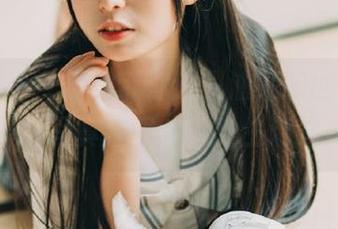 克拉女神 – 盈盈带你进入油亮的世界，分享她最新写真套图，感受生活之美.txt