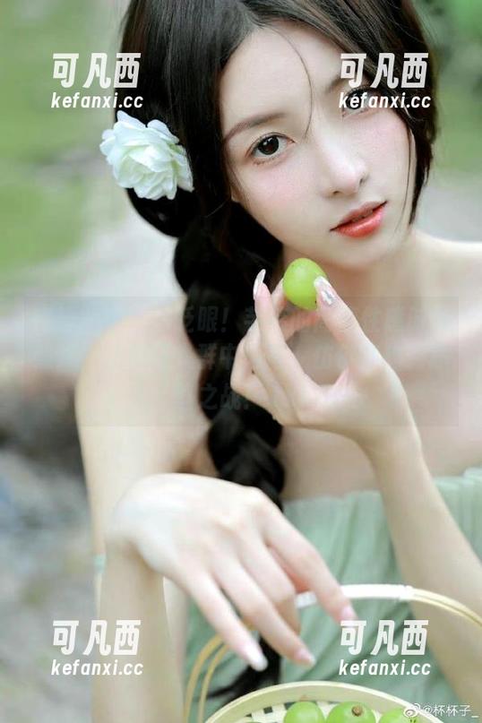 克拉女神 - 别眨眼！芊芊的高清性感时尚照片，让你在人群中闪耀，仿佛穿越到赤壁之战！.txt