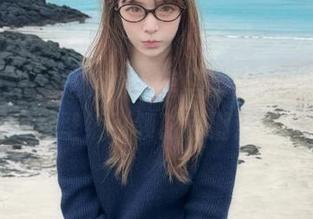 克拉女神 – 芝月办公室写真展示，精选原图与壁纸引领时尚潮流.txt