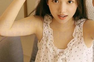牛仔裤与凉凉子rioko的完美邂逅：来查看她最新鲜图包更新吧！.txt