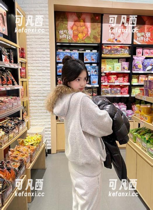 南国足艺 - 精致典雅的青青御姐全套写真，带你探索私密的艺术之旅.txt