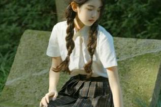 南鸽塑造的裤里丝写真作品，蕴含灵动与优雅的完美融合.txt