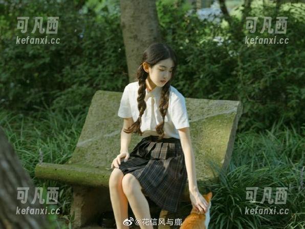 南鸽塑造的裤里丝写真作品，蕴含灵动与优雅的完美融合.txt